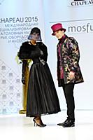 Модный показ. Международная выставка головных убор