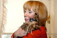 Кира Прошутинская у себя дома с собакой.
