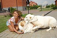 Анита Цой у себя на даче с собаками. 2005.