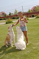 Анита Цой у себя на даче с собаками. 2005.