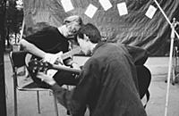 Черно-белые фотографии уличного концерта. Россия, 