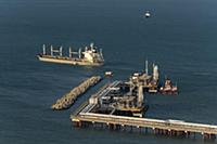 Морское судно уходит в плавание из порта Туапсе.