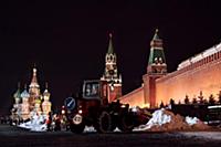 Снегоуборочный трактор работает на Красной площади