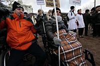 Митингующие. 2 ноября на Суворовской площади состо