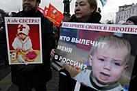 Митингующие. 2 ноября на Суворовской площади состо