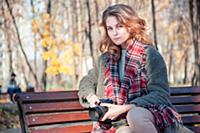 Девушка фотограф с голубыми глазами в клетчатом ша
