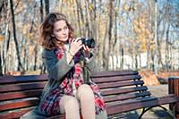 Девушка фотограф с голубыми глазами в клетчатом ша