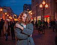 девушка c длинными волосами в сером пальто на улиц