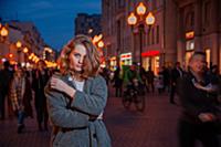 девушка c длинными волосами в сером пальто на улиц