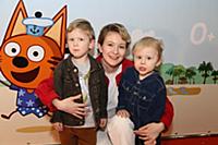 Яна Гладких с сыновьями Львом и Степаном. Премьера
