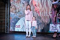 Анна Цуканова-Котт с дочерью Леей. Премия «Family 