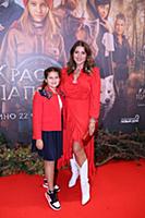 Жасмин с дочкой. Премьера фильма «Красная шапочка»