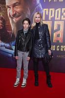 Анастасия Гребенкина с сыном. Премьера фильма «Гро