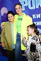 Агата Муцениеце с сыном Тимофеем и дочерью Мией. П