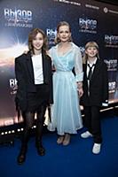 Юлия Пересильд с детьми. Премьера фильма «Вызов». 