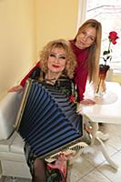 Российская актриса Ольга Хохлова с дочерью Софьей.