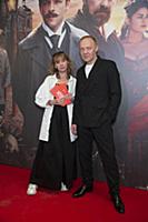 Виталий Кищенко с супругой. Премьера фильма «Хитро