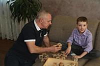 Российский актер Александр Мохов с сыном. Дачная с