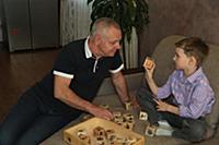 Российский актер Александр Мохов с сыном. Дачная с