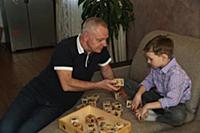 Российский актер Александр Мохов с сыном Матвеем. 
