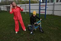 Ирина Мохова с сыном Матвеем. Дачная съемка.