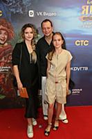 Анатолий Кот с женой и дочерью. Премьера фильма «Б