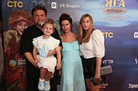 Александр Самойленко с семьей. Премьера фильма «Ба