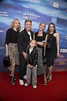 Павел Соколов с семьей. Премьера фильма «Баба Яга 