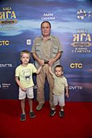 Александр Ильин с внуками. Премьера фильма «Баба Я