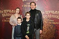 Дмитрий Мухамадеев с супругой и сыновьями. Премьер