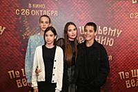 Анастасия Резник с братьями и сестрой. Премьера ки
