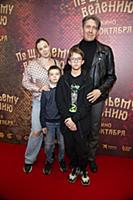 Дмитрий Мухамадеев с супругой и сыновьями. Премьер