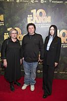 Евгений Кулик с мамой и супругой Ригиной. Премьера