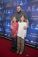 Сергей Бондарчук с дочками. Премьера фильма «Лед 3